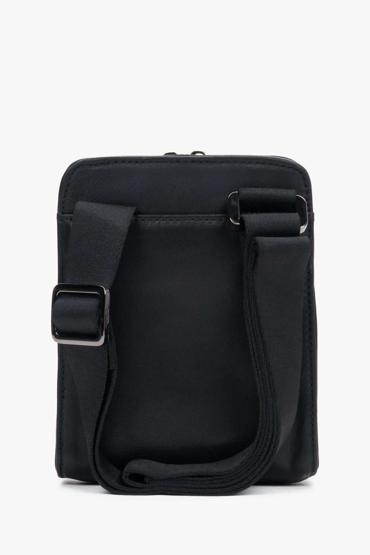 Rückansicht der kompakten Herrentasche mit sicher befestigtem, verstellbarem Textilgurt 