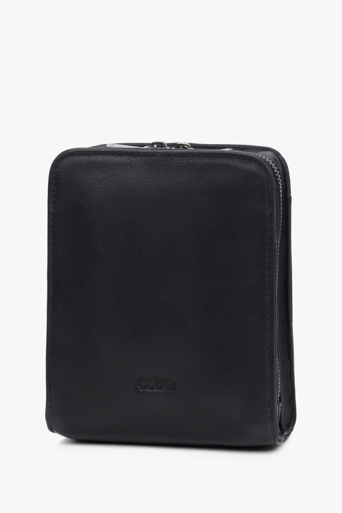 Schrägansicht der Umhängetasche, die das minimalistische Design und das schlanke 5-cm-Profil zeigt 