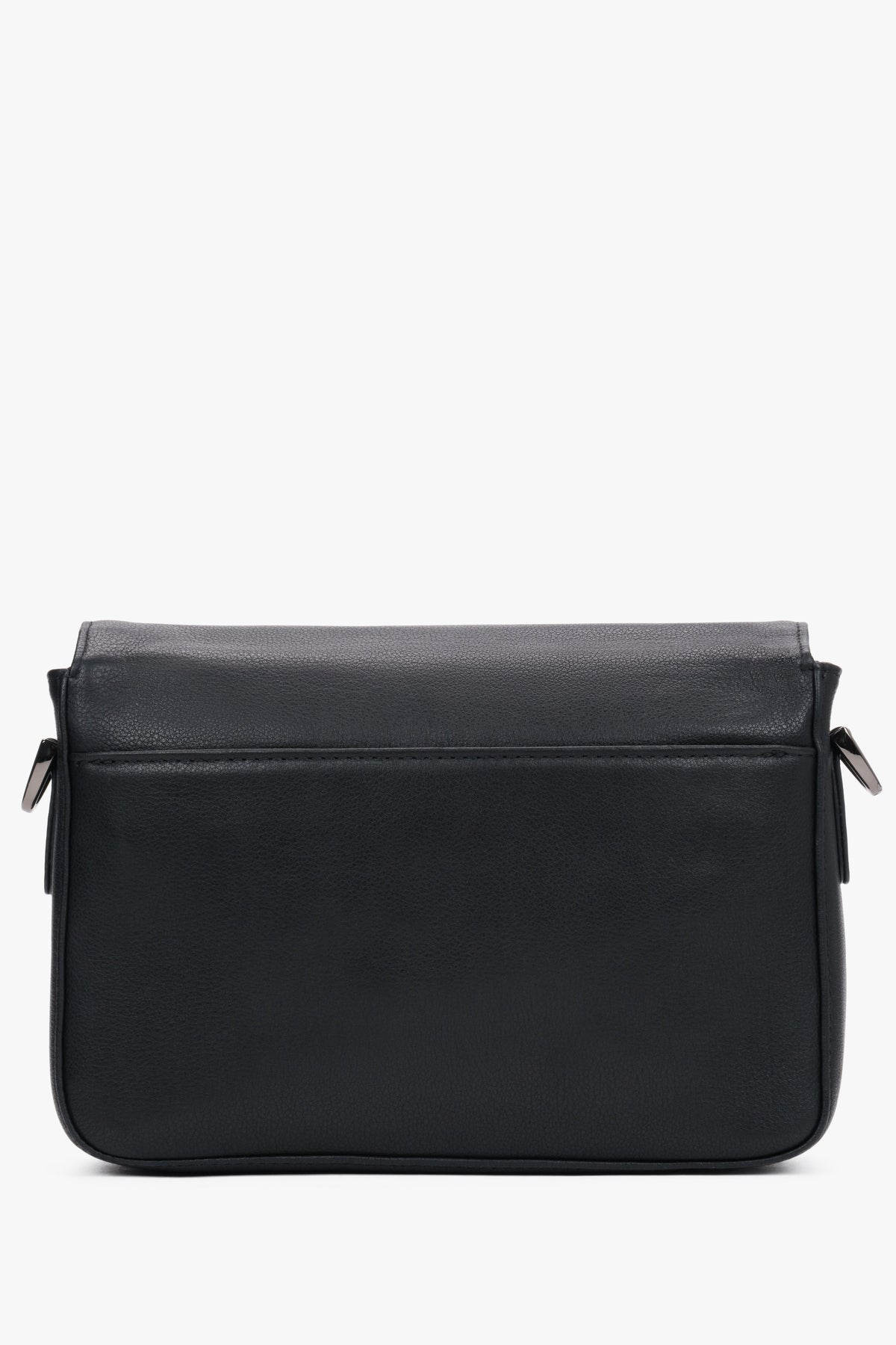 Rückansicht der kompakten schwarzen Herrentasche, die das glatte, minimalistische Design präsentiert 