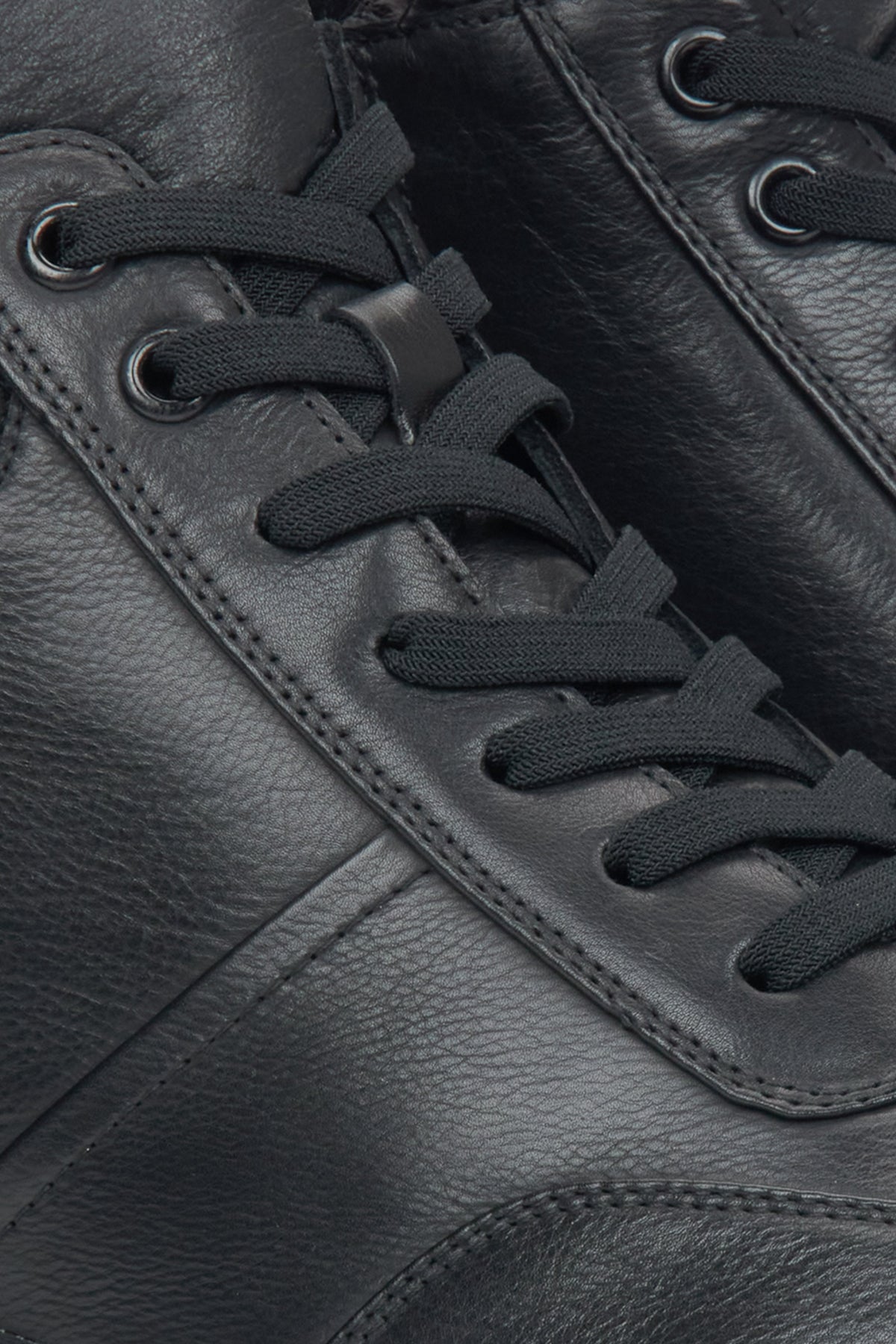 Schwarze Herren-Winterstiefeletten von Estro aus Naturleder – Nahaufnahme der Details.