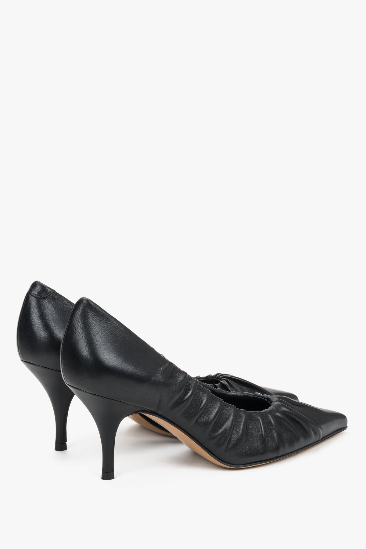 Schräge Ansicht der schwarzen High Heels aus Premium-Leder