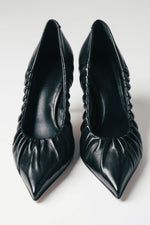 Schwarze Leder-High-Heels mit Stilettoabsatz und besonderem Detail