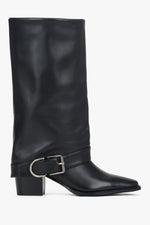 Flache Profilansicht der Außenseite der schwarzen Leder-Cowboyboots mit Schnalle und 6 cm Absatz 