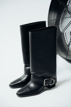 Seitliche Profilansicht des hohen schwarzen Damen-Cowboyboots mit dekorativer Schnalle am Knöchel