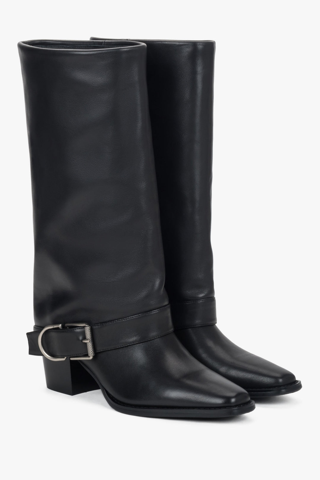 Schrägansicht des Cowboyboot-Paares zur Veranschaulichung der eckigen Zehenpartie und des Zierriemens