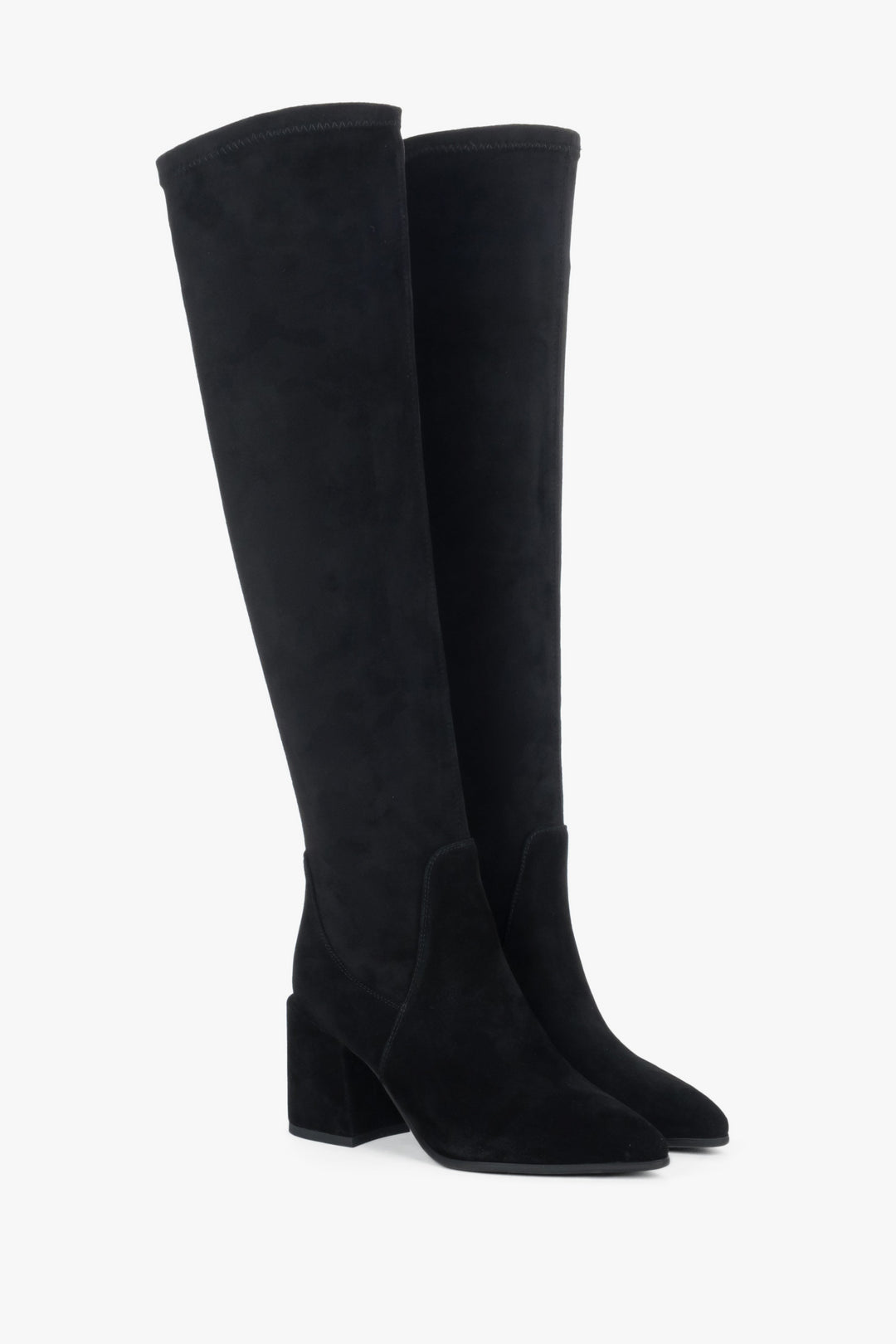 Schrägansicht des Stiefelpaares zur Veranschaulichung der langen, eleganten Silhouette 