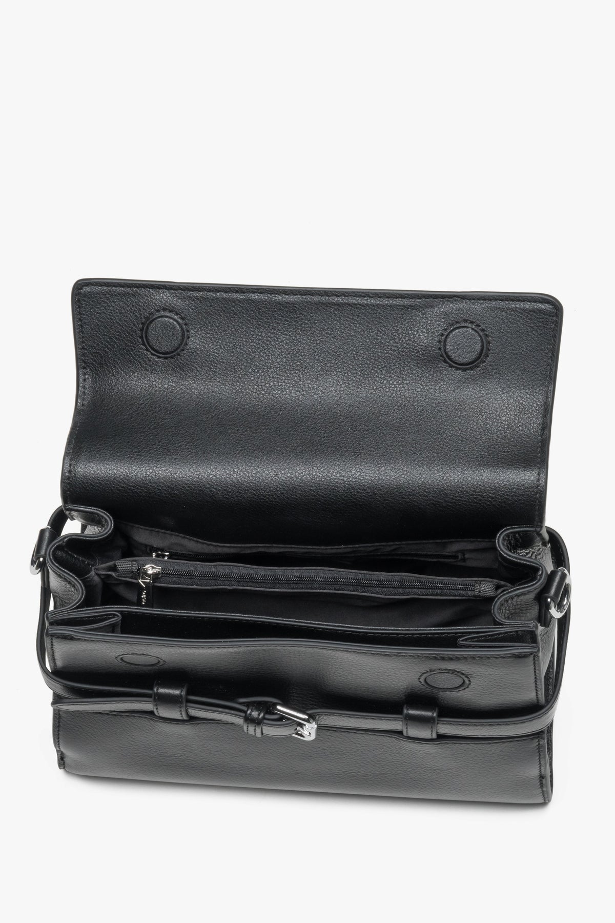 Schwarze kleine Damen-Schultertasche aus Leder mit geöffnetem Innenraum und mehreren Fächern