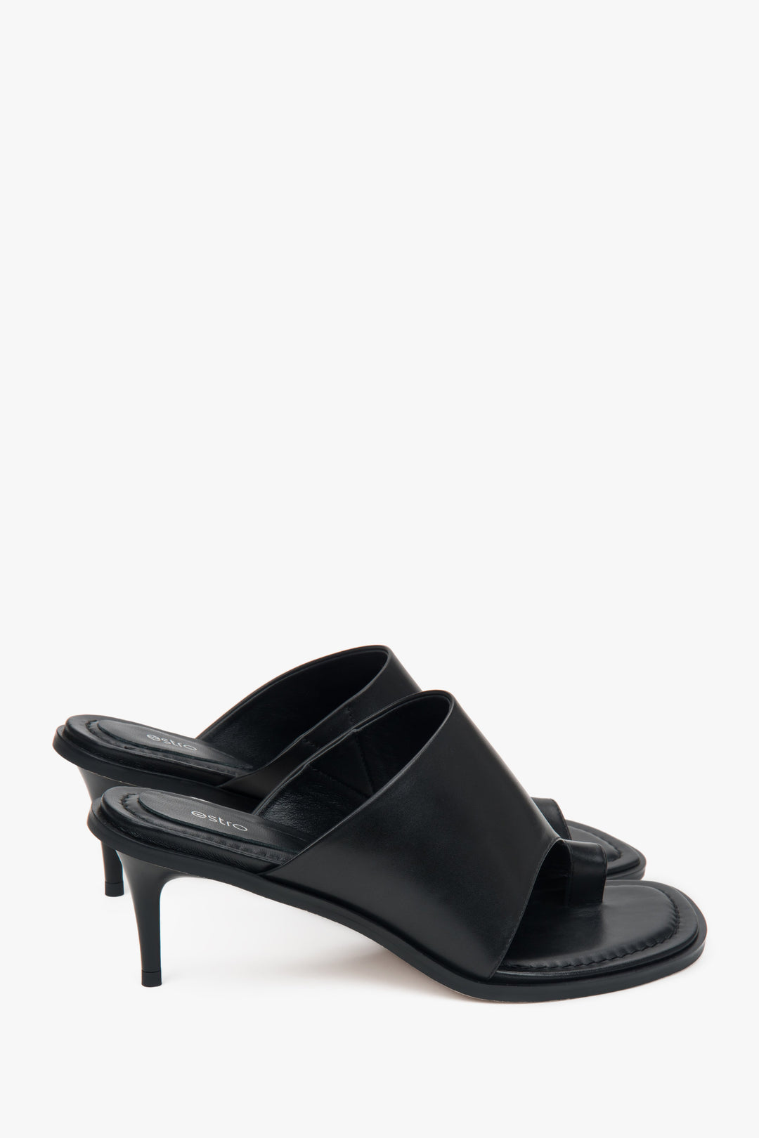 Hochwertige schwarze Mules für Damen aus Glattleder z modernem Zehenring.