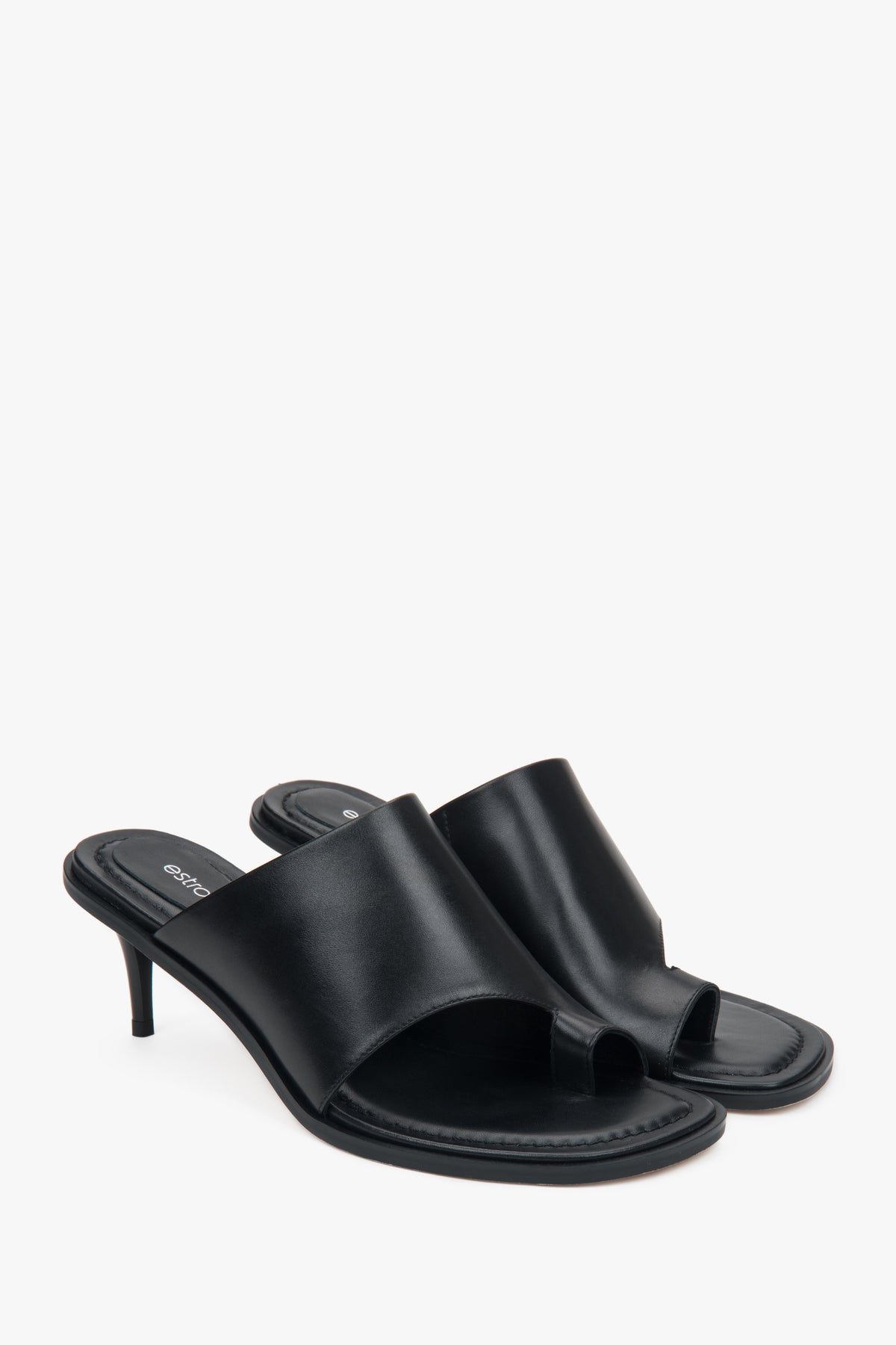 Elegante schwarze Pantoletten mit Absatz – ideal für sommerliche Abendgarderobe. 