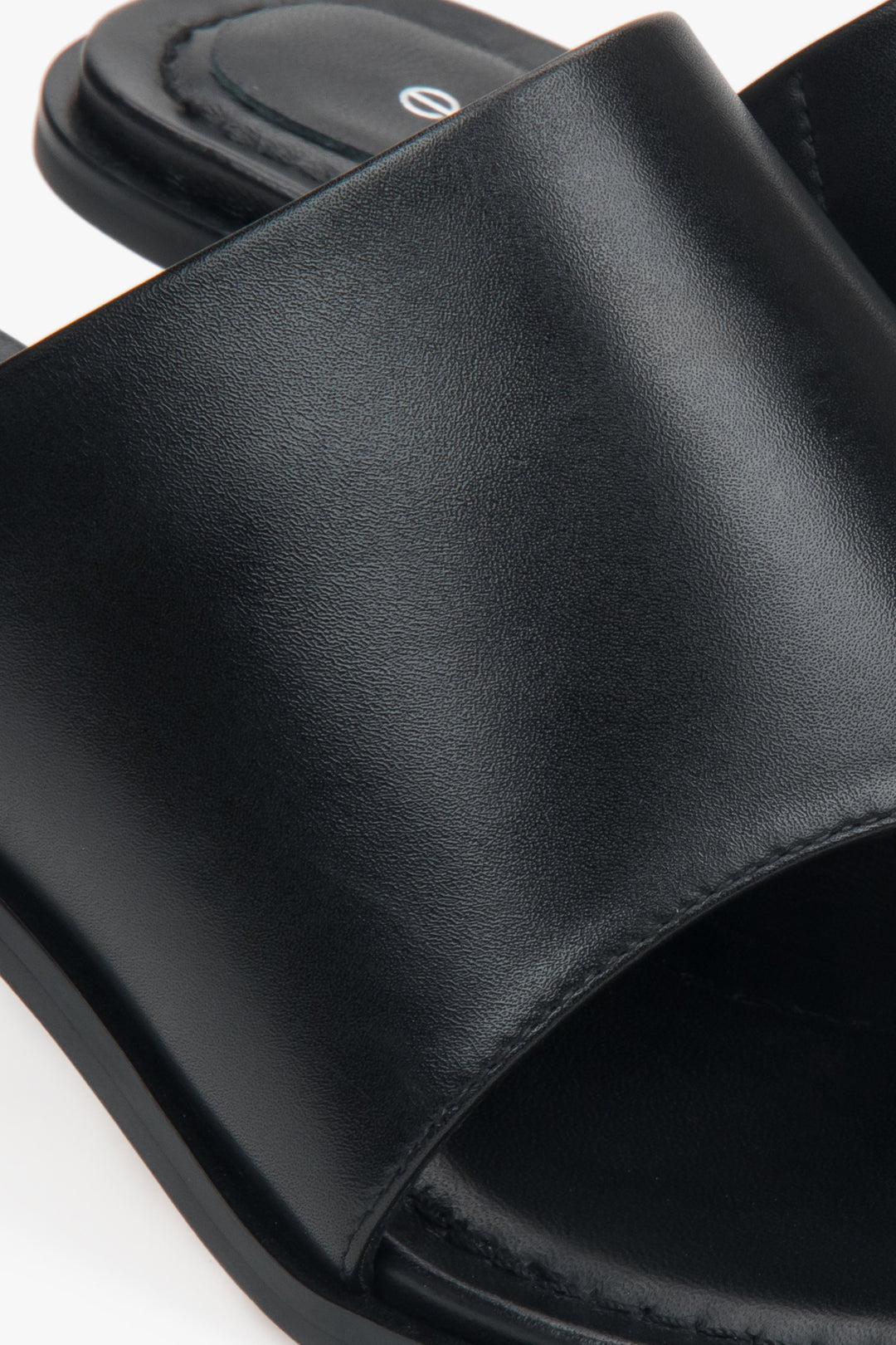 Minimalistische schwarze Leder-Sandaletten mit Zehensteg und Pfennigabsatz.