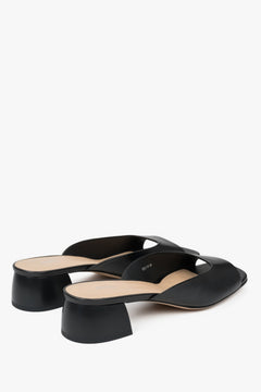 Elegante schwarze Leder-Sandaletten ohne Riemen für sommerliche Alltags-Looks. 