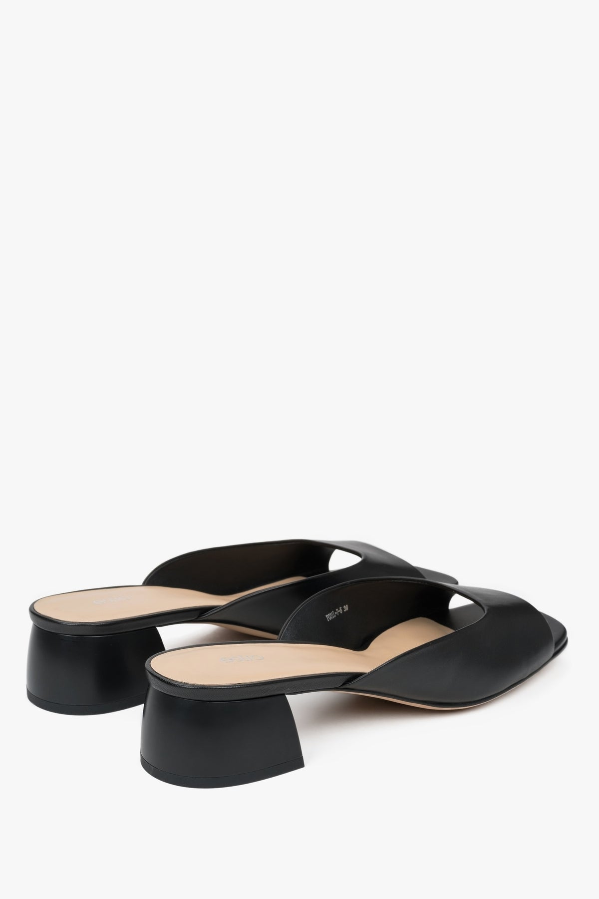 Elegante schwarze Leder-Sandaletten ohne Riemen für sommerliche Alltags-Looks. 