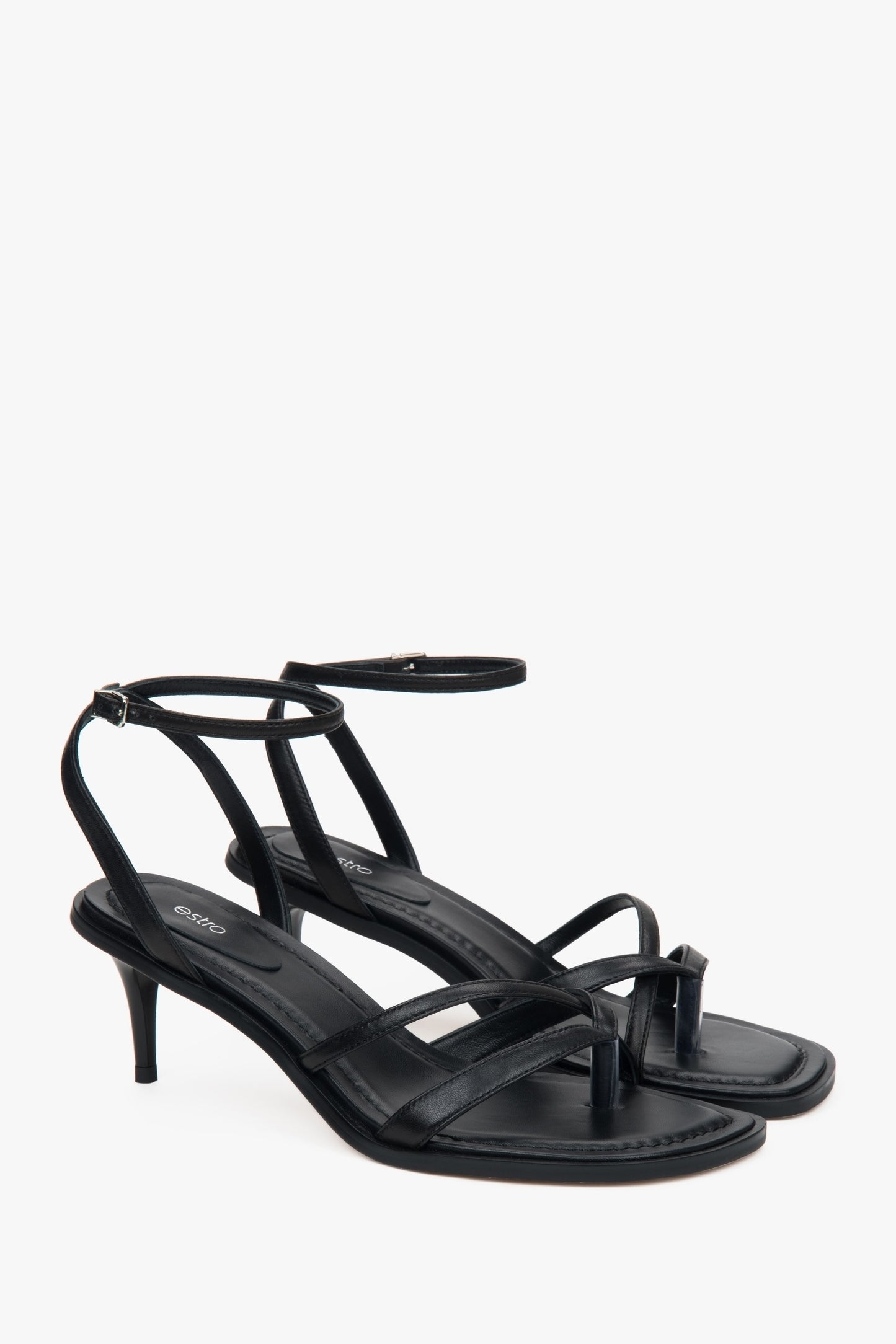 Schwarze Damen-Sandaletten von Estro aus echtem Leder mit kleinem Absatz.
