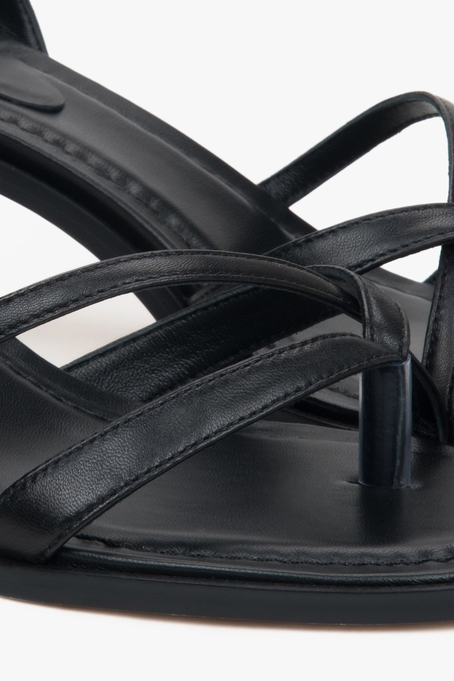 Bequeme schwarze Sandaletten aus Naturleder mit verstellbarem Fersenriemen. 