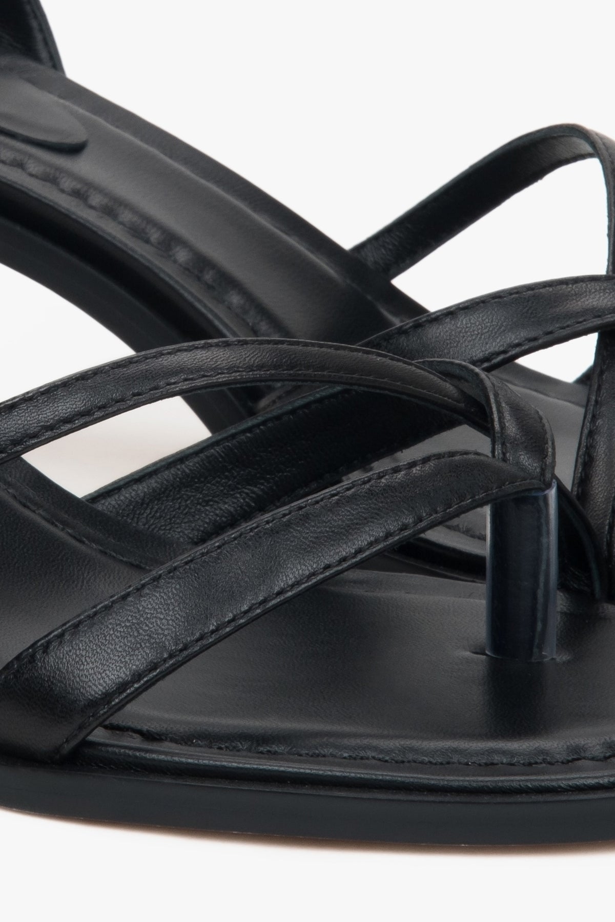 Bequeme schwarze Sandaletten aus Naturleder mit verstellbarem Fersenriemen. 