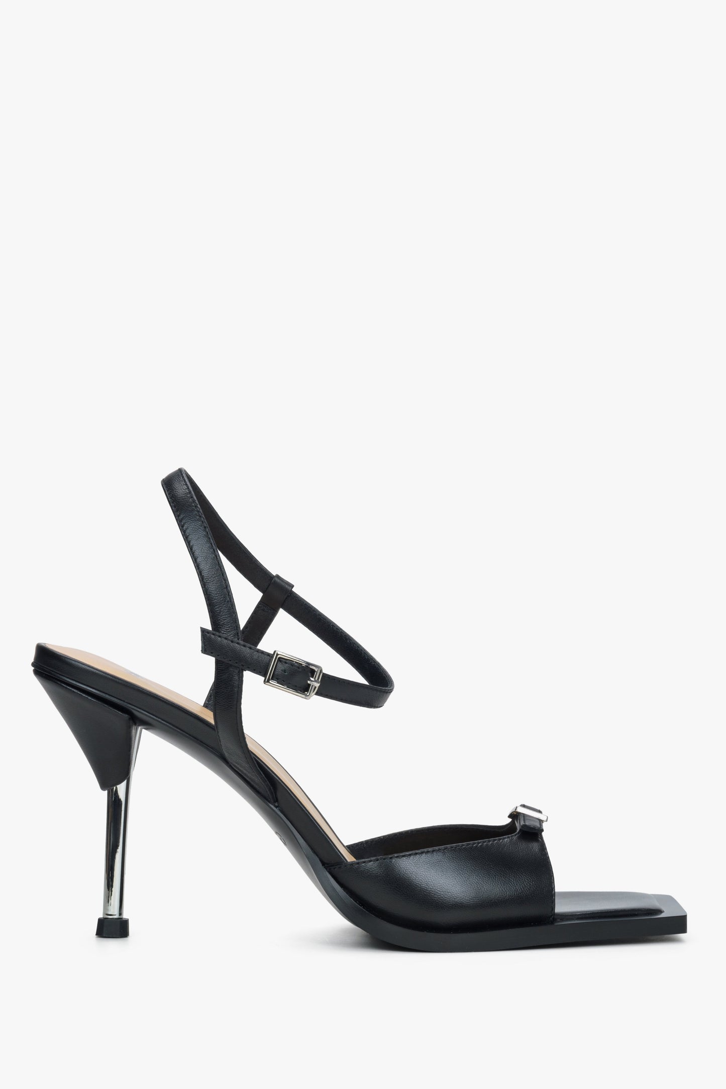Rechte Seitenansicht der schwarzen Stiletto-Sandalette mit silbernem Absatz und auffälliger Front-Schnalle