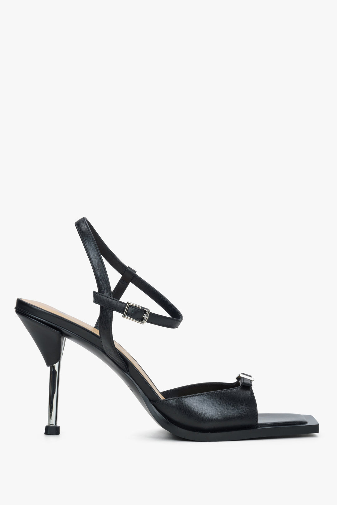 Rechte Seitenansicht der schwarzen Stiletto-Sandalette mit silbernem Absatz und auffälliger Front-Schnalle