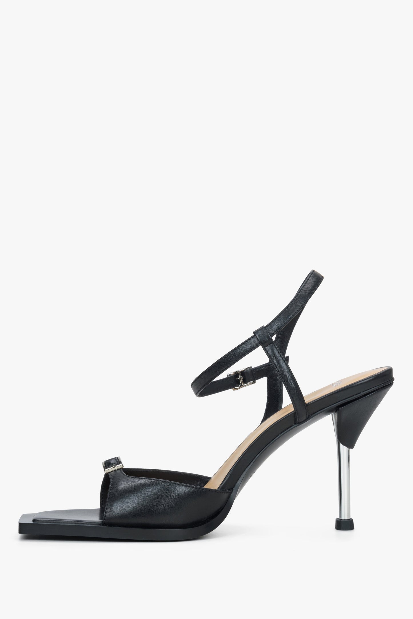 Linke Seitenansicht der schwarzen Sandaletten, die die feminine Silhouette und den 9,5 cm hohen Absatz zeigt