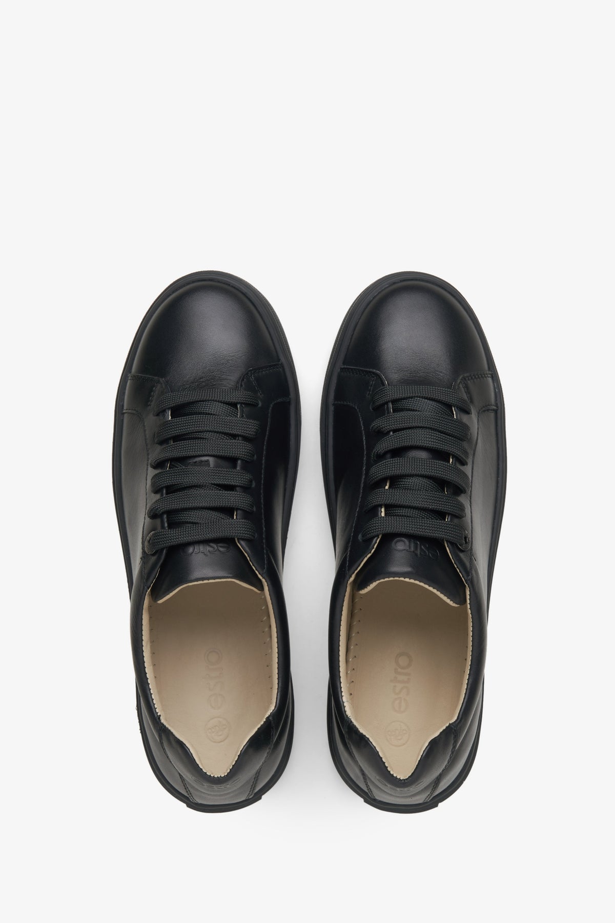 Elegante schwarze Sneaker, perfekt zur Anzughose, Jeans oder zum Sommerkleid.
