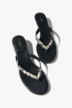 Elegante schwarze Zehensandalen mit Animal-Muster und kleinem Absatz.