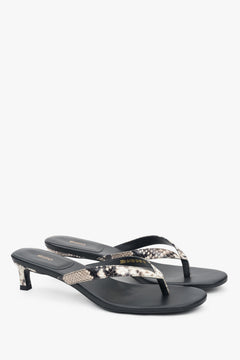 Stilvolle schwarze Leder-Pantoletten mit Zehensteg und trendigem Animal-Look. 