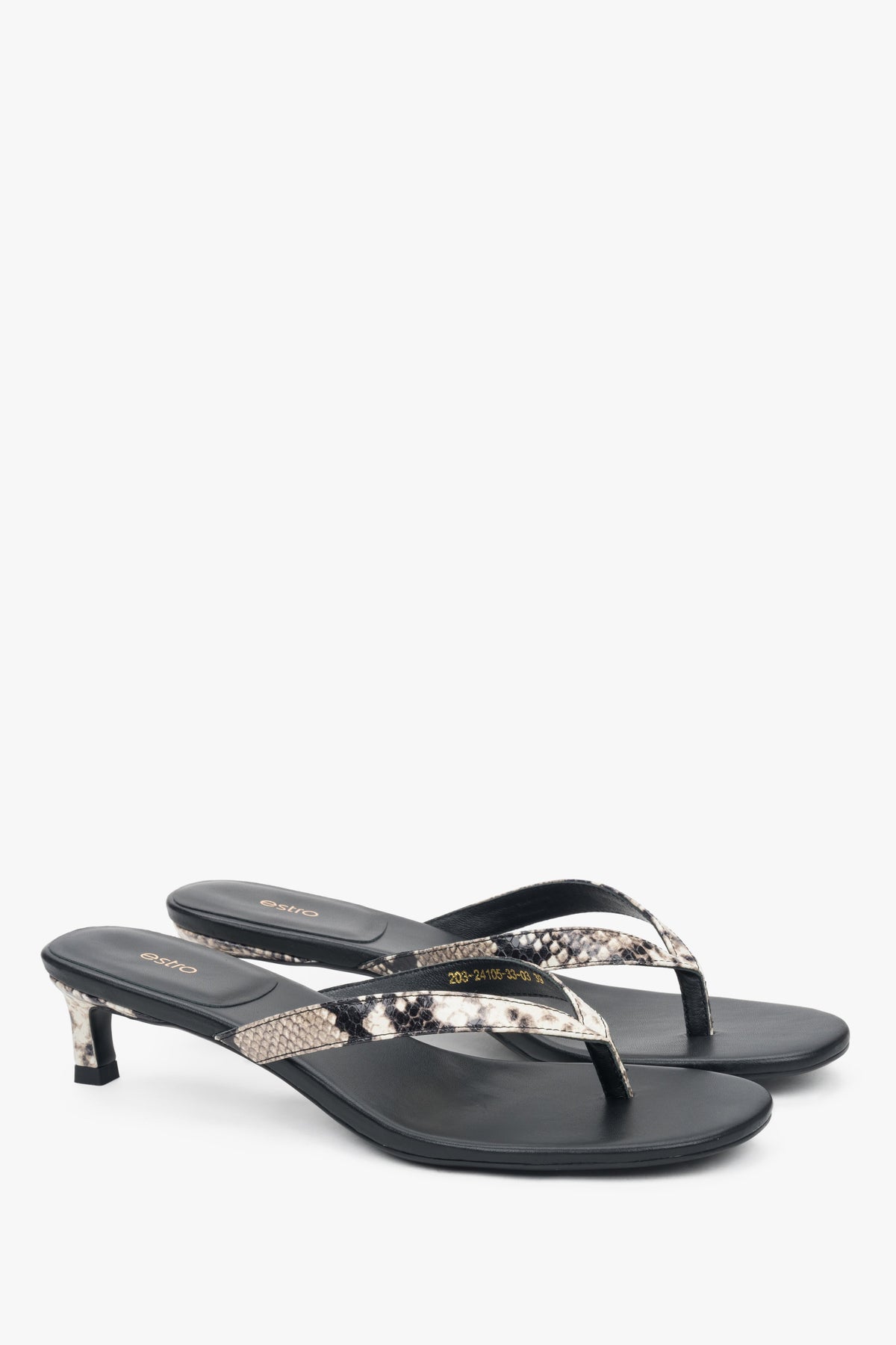 Stilvolle schwarze Leder-Pantoletten mit Zehensteg und trendigem Animal-Look. 