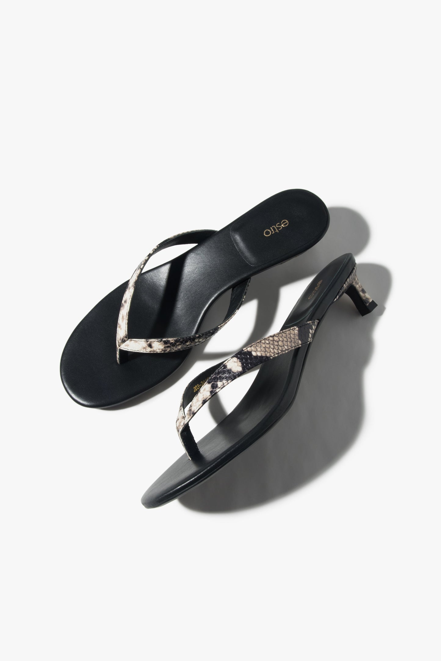 Damen-Zehentrenner von Estro aus Leder mit Animal-Print und niedrigem Absatz.