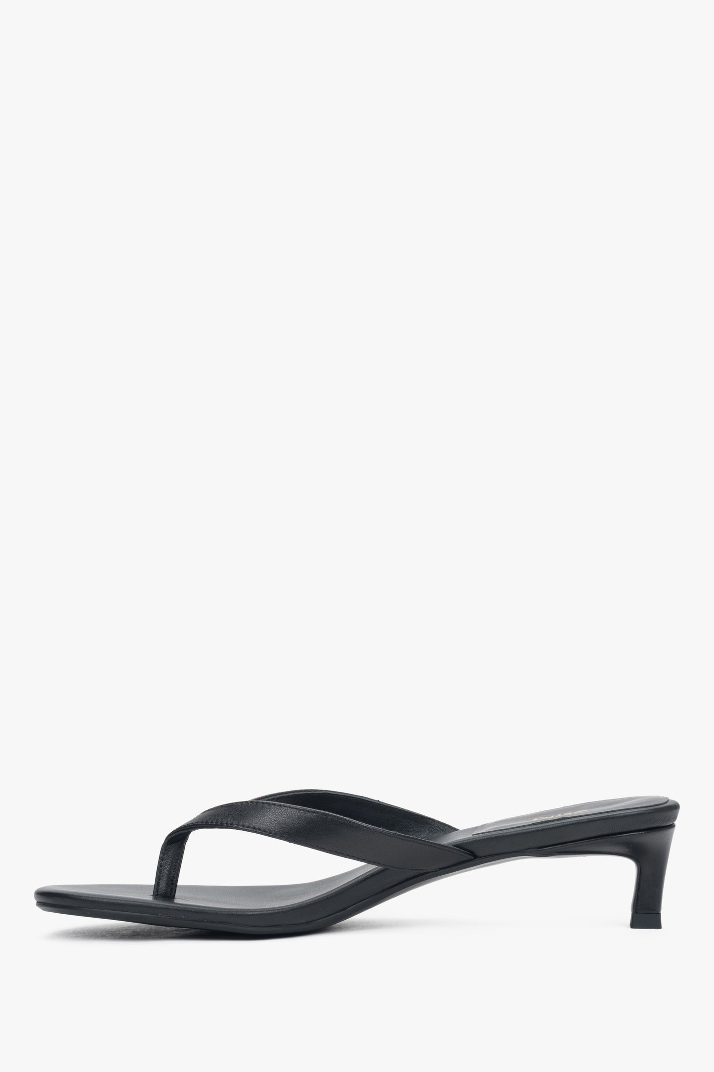 Minimalistische schwarze Damen-Zehentrenner mit bequemem, flachem Absatz. 