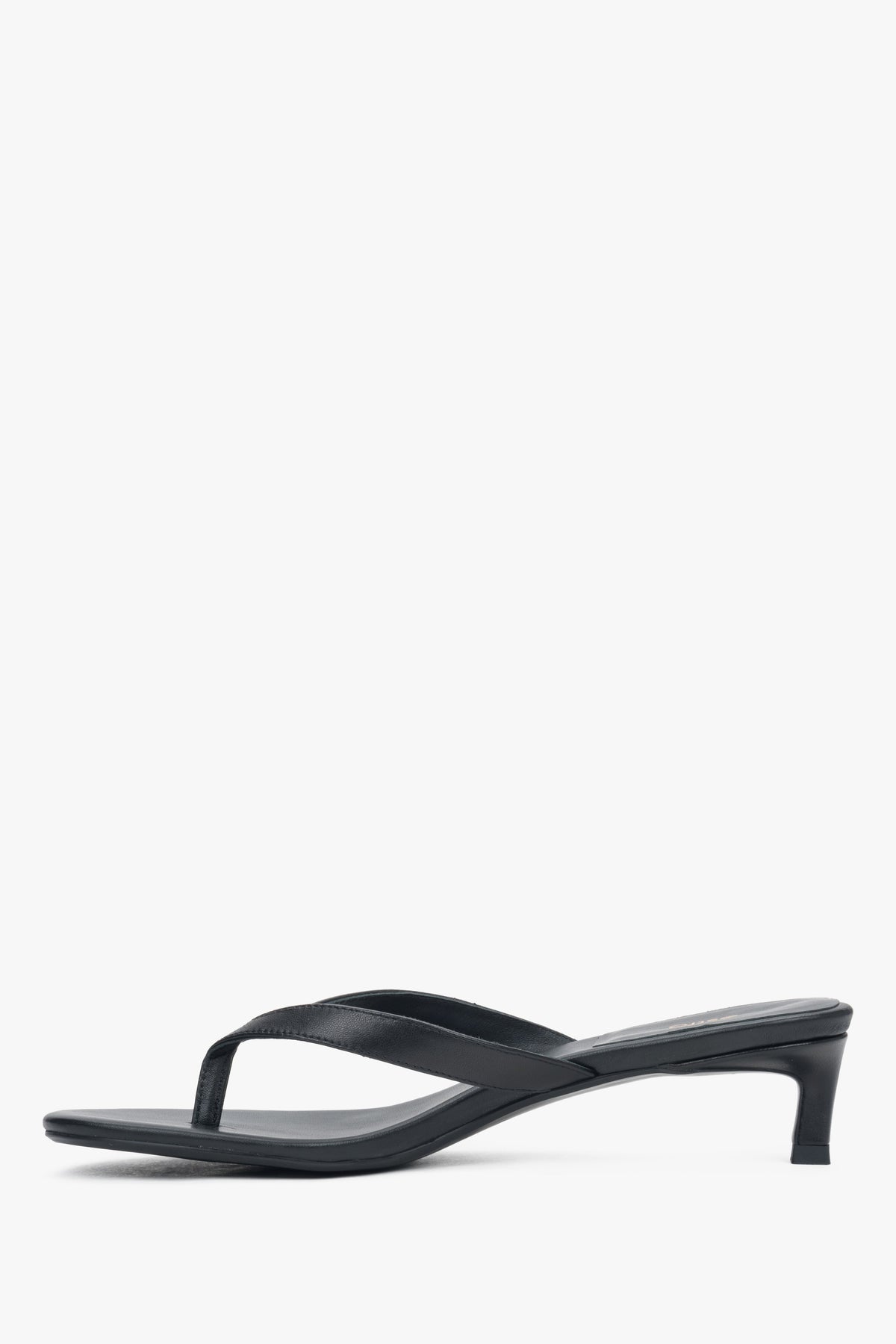 Minimalistische schwarze Damen-Zehentrenner mit bequemem, flachem Absatz. 