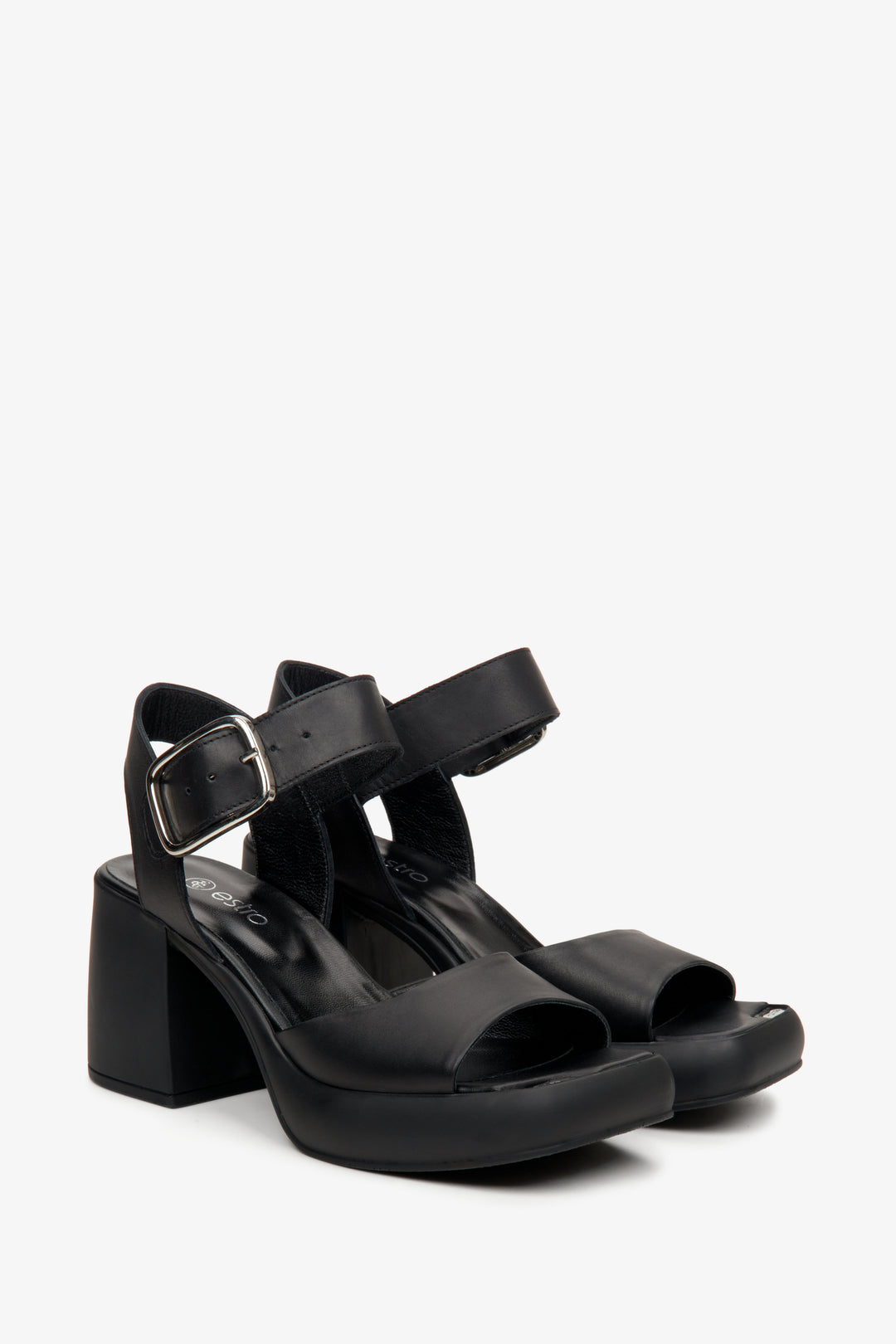 Damen Ledersandalen in Schwarz mit Absatz.