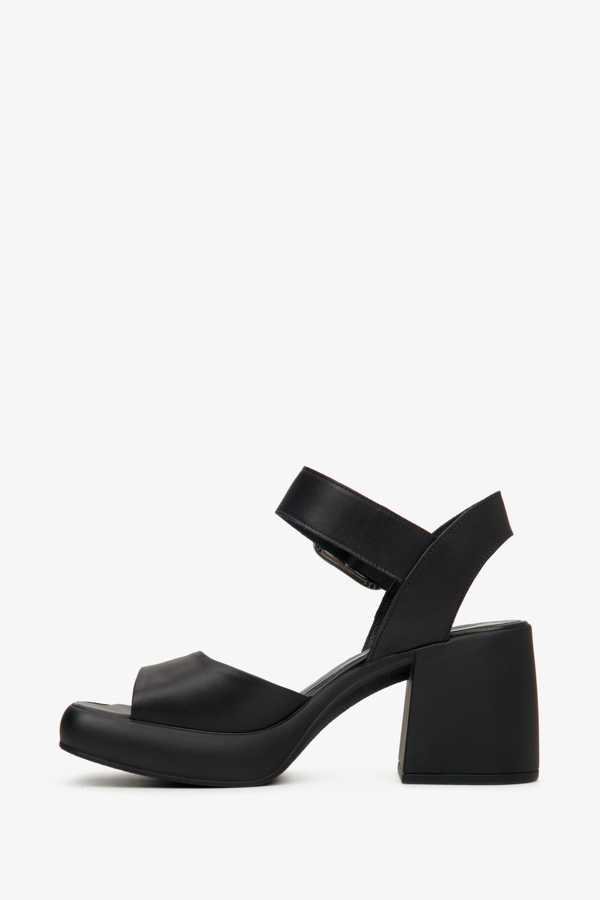 Damen Sandalen mit hohem Absatz aus schwarzem Glattleder.