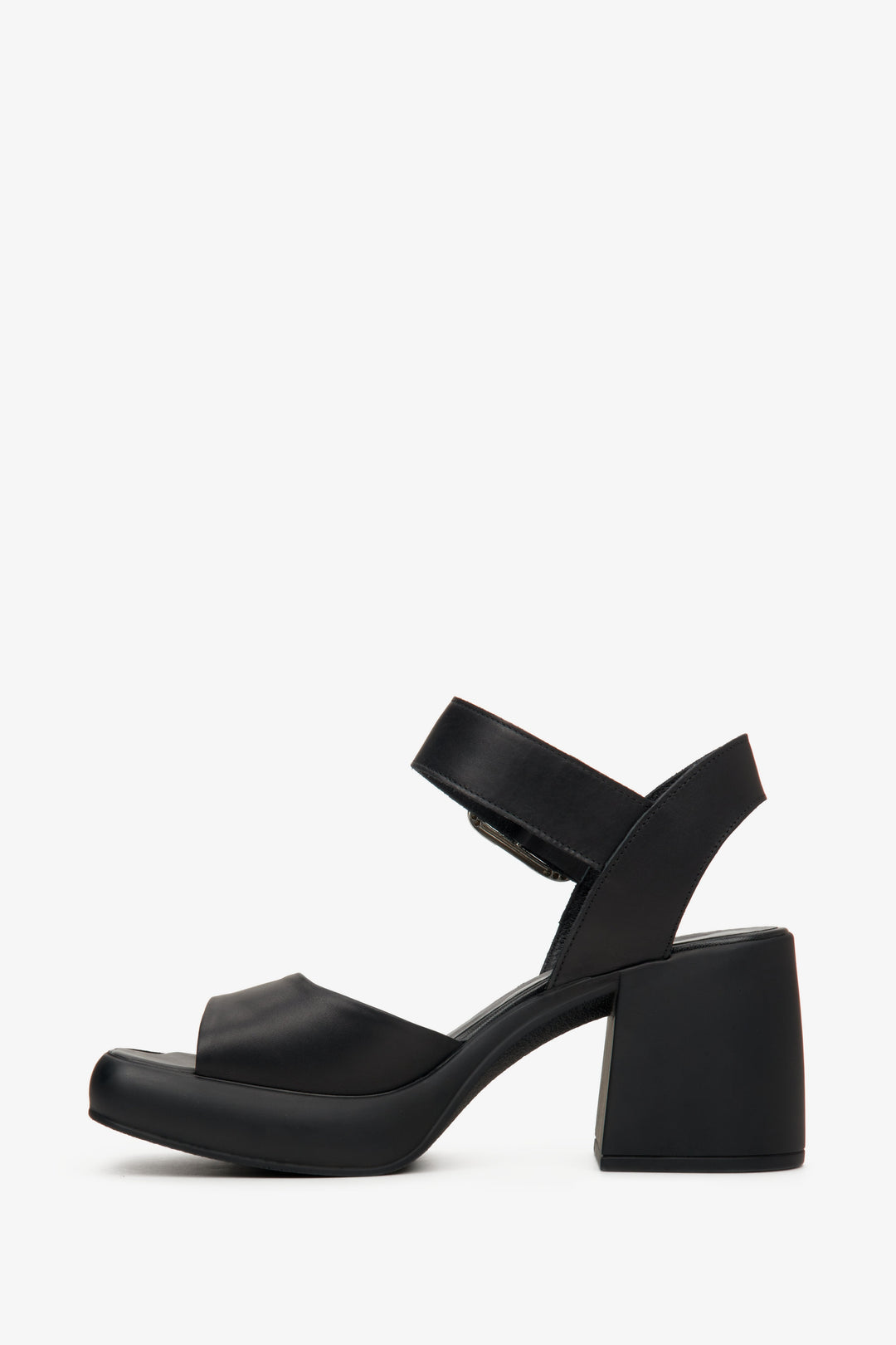 Damen Sandalen mit hohem Absatz aus schwarzem Glattleder.