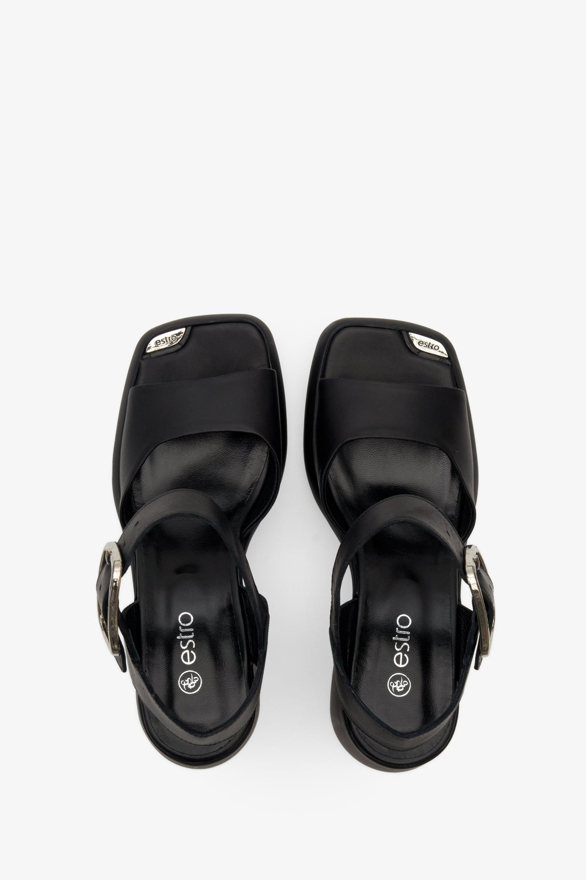 Draufsicht auf die schwarzen Ledersandalen mit Absatz aus Leder.