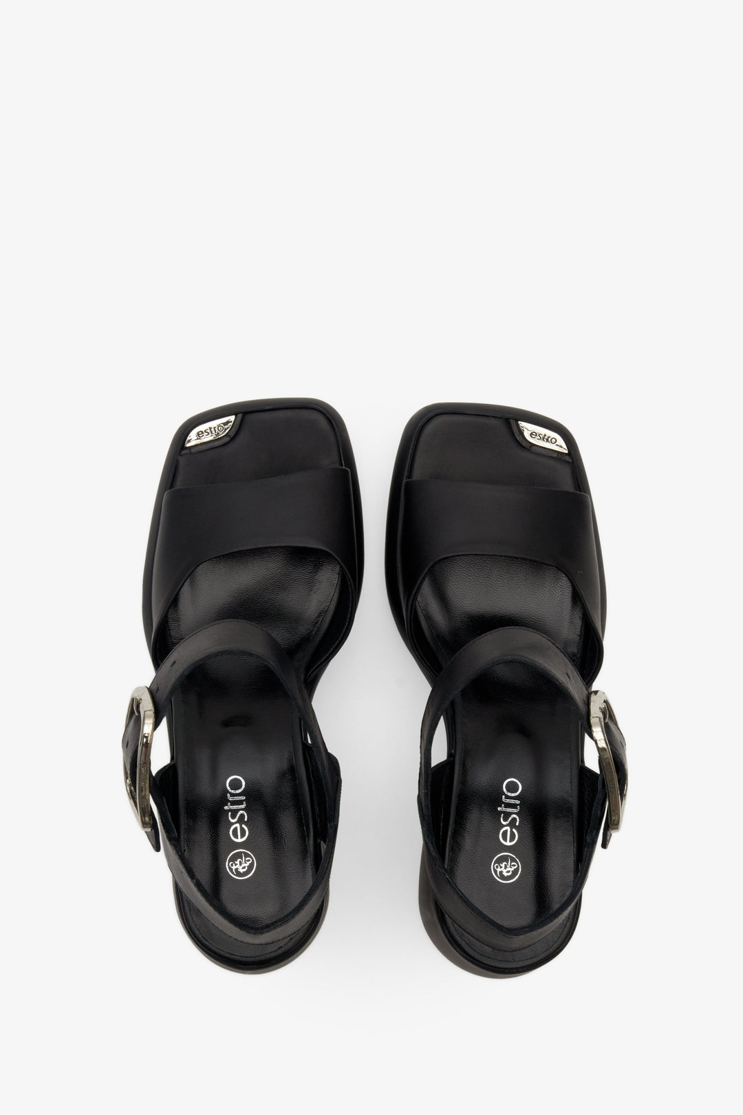Draufsicht auf die schwarzen Ledersandalen mit Absatz aus Leder.