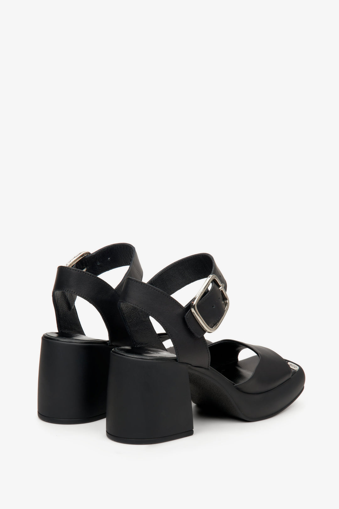 Rückansicht der schwarzen Ledersandalen mit Absatz für Damen.