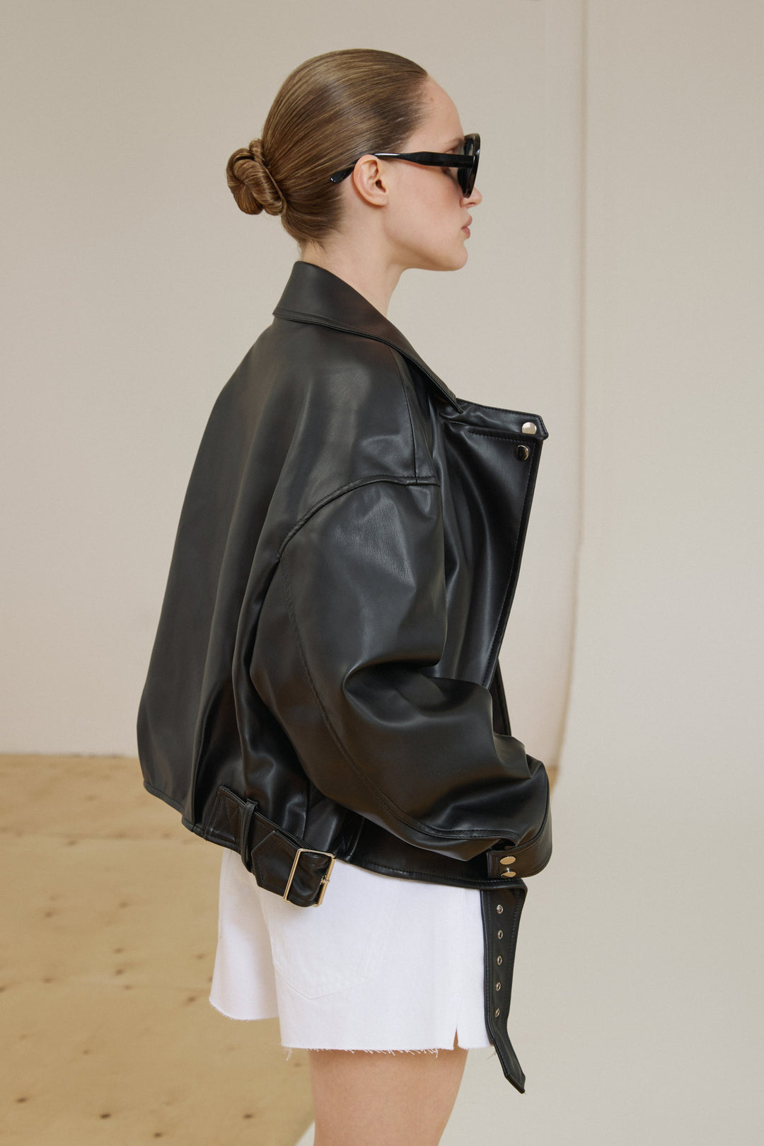 Seitenprofil des Models mit weiter schwarzer Bikerjacke