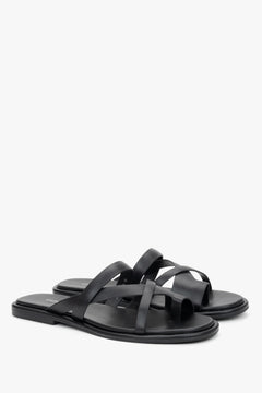 eitenansicht der schwarzen Leder-Schlupfsandalen für Damen.