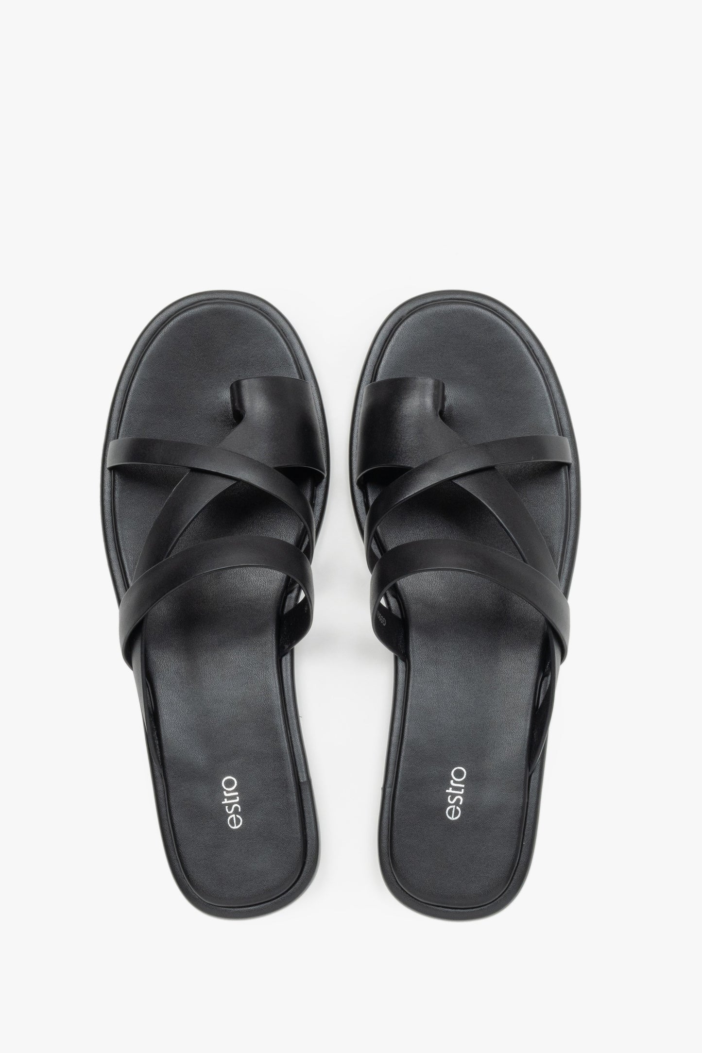 Draufsicht auf das Paar schwarzer Sommer-Pantoletten mit Ledersohle.