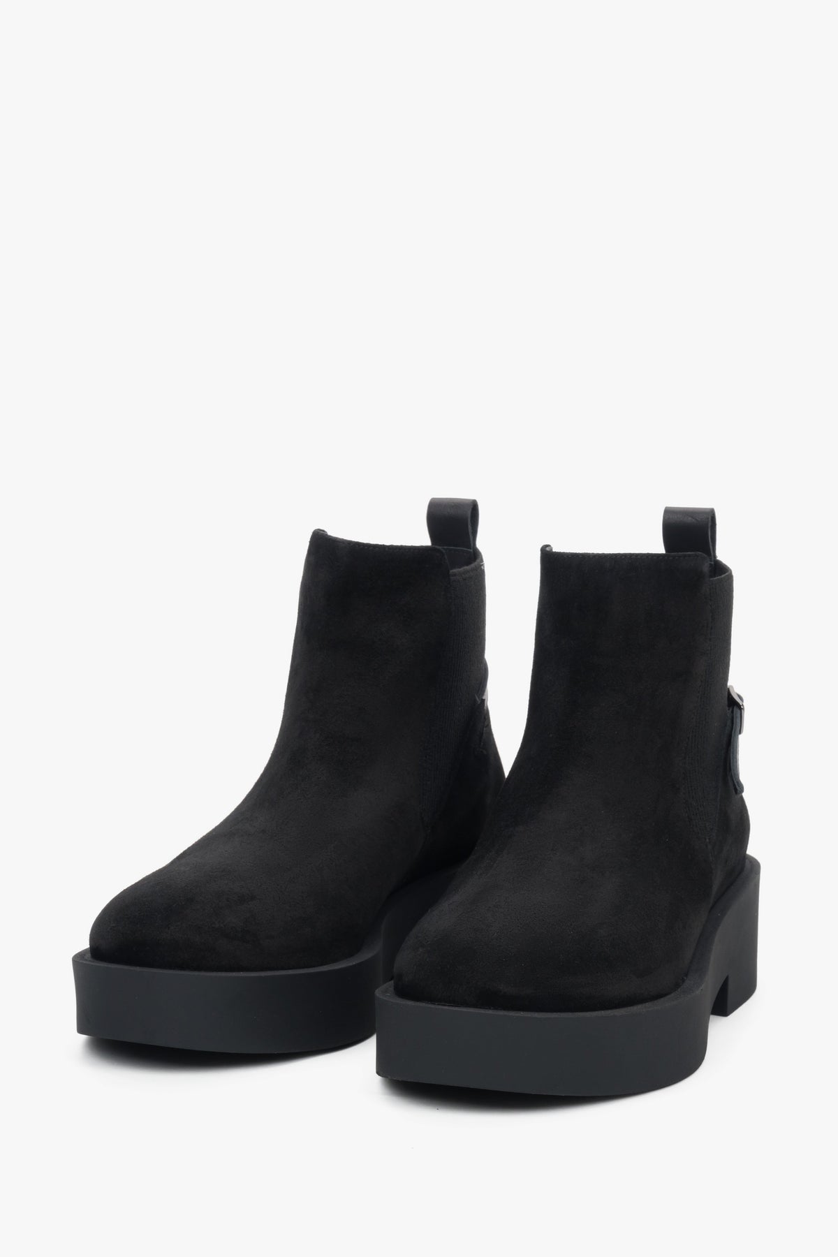 Ein Paar schwarze Veloursleder-Chelsea-Boots mit einer klobigen Profilsohle und elastischen Einsätzen.