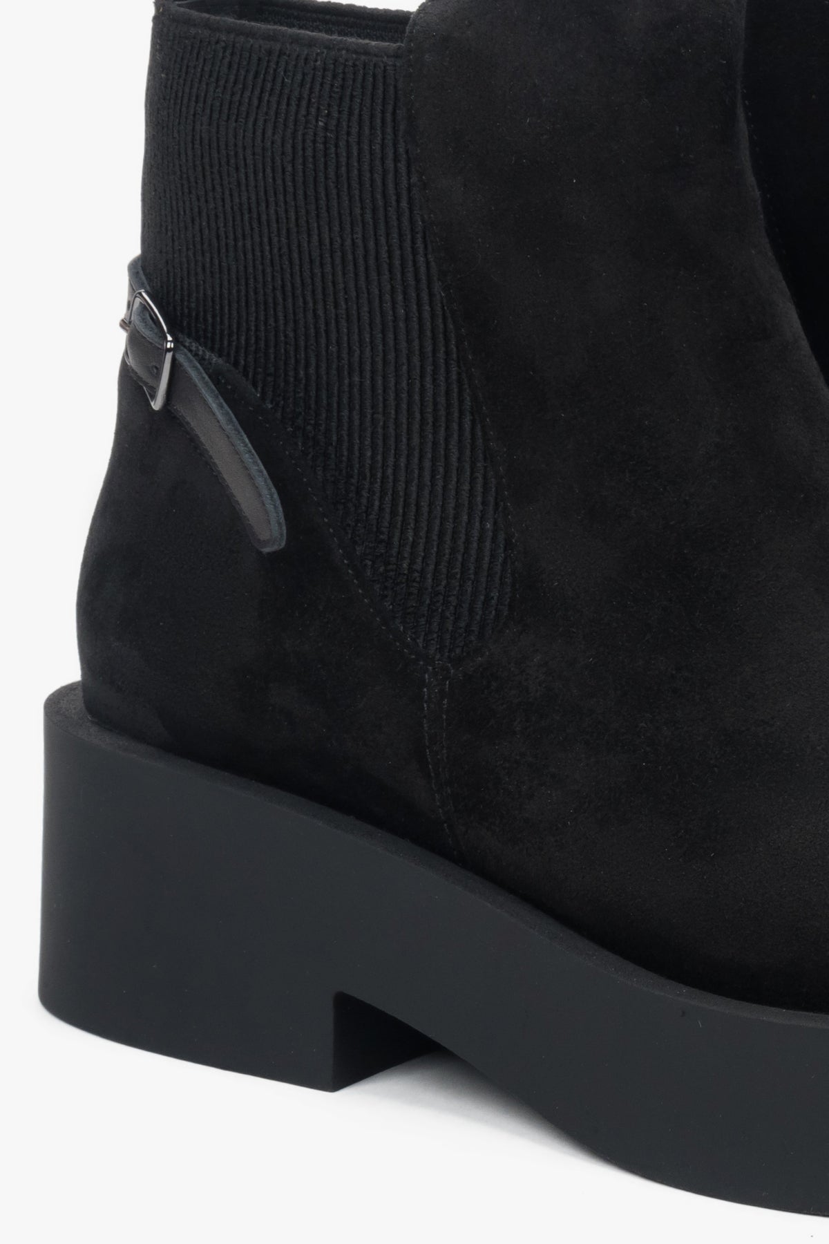 Die klassische Chelsea-Silhouette, neu interpretiert auf einer modernen, markanten Lug-Sohle.