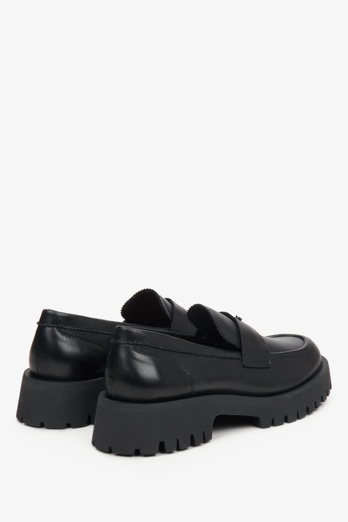 Der perfekte Statement-Schuh für einen coolen Preppy-Look mit Socken und Rock.