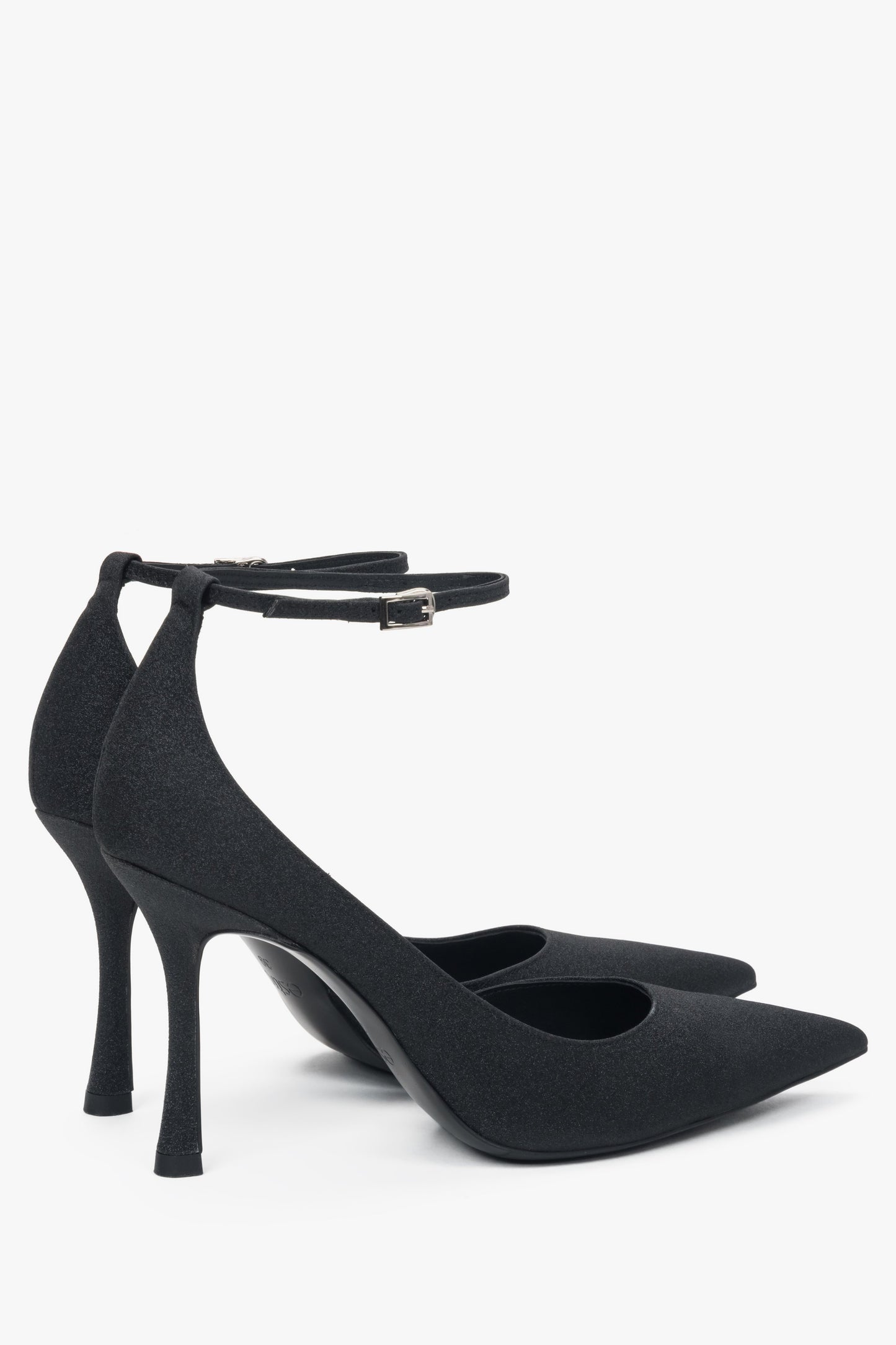 Seitenansicht der schwarzen Estro Pumps mit filigranem Stiletto-Absatz.