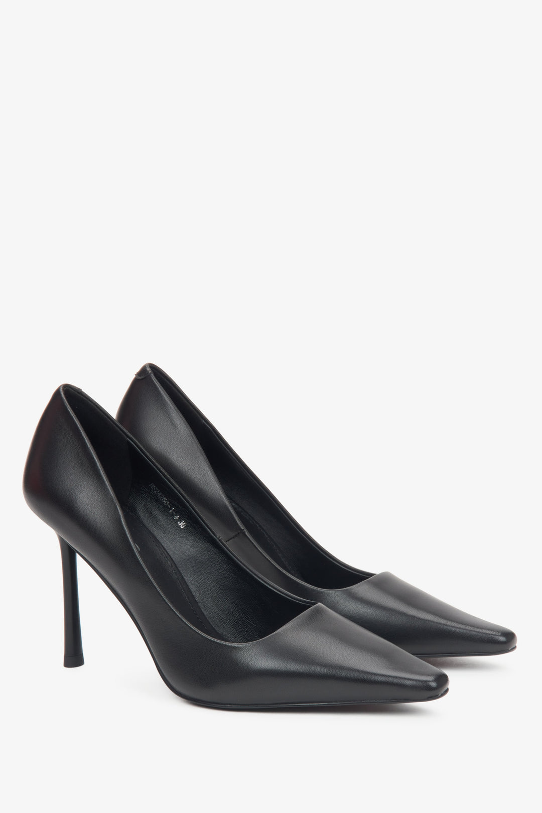 Damen-Pumps in Schwarz von Estro aus echtem Leder mit spitzer Form.