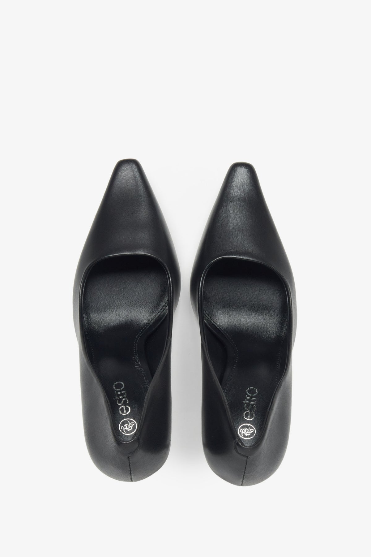 Schwarze Damen-Pumps aus echtem Leder mit schmaler, spitzer Form von Estro (Draufsicht).