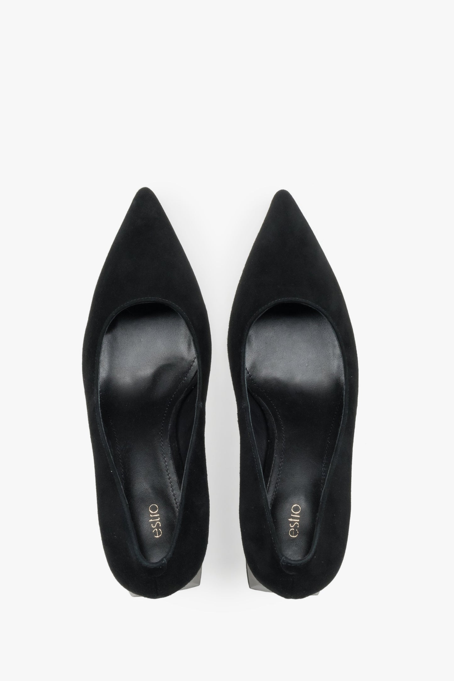 Draufsicht auf das Paar schwarzer Pumps mit Echtleder-Innensohle.