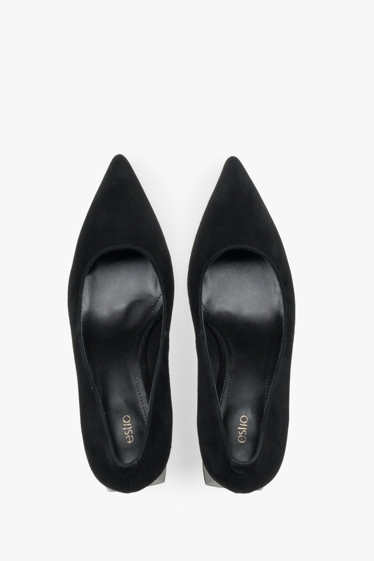 Draufsicht auf das Paar schwarzer Pumps mit Echtleder-Innensohle.