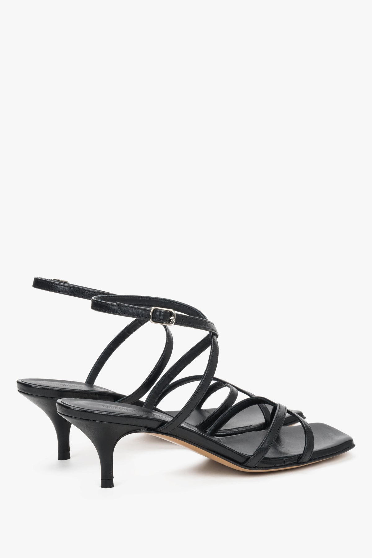 Schwarze Ledersandaletten mit Schnalle und elegantem Absatz