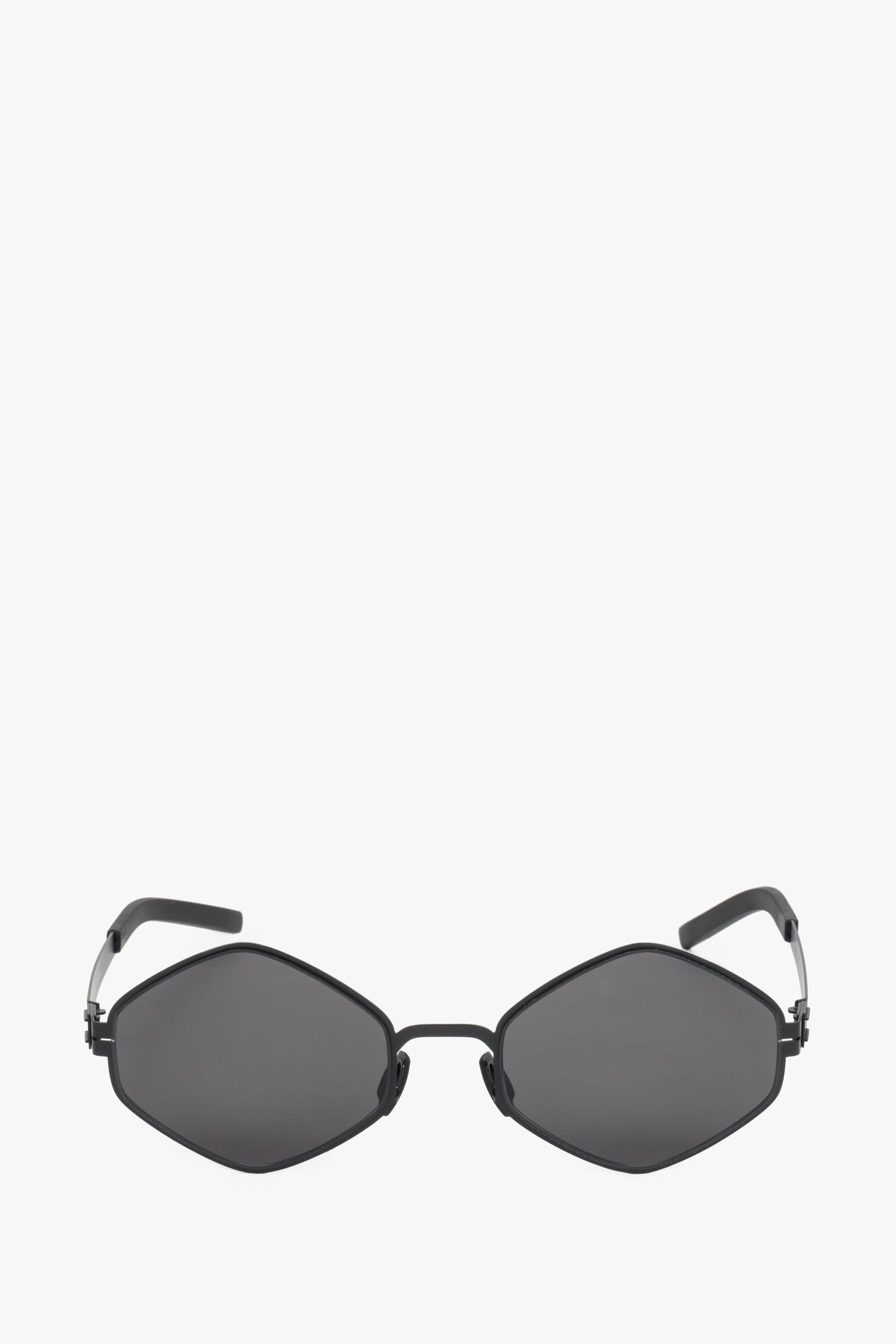 Frontale Ansicht der schwarzen Damen-Sonnenbrille mit markanter sechseckiger Form und dünner Fassung 