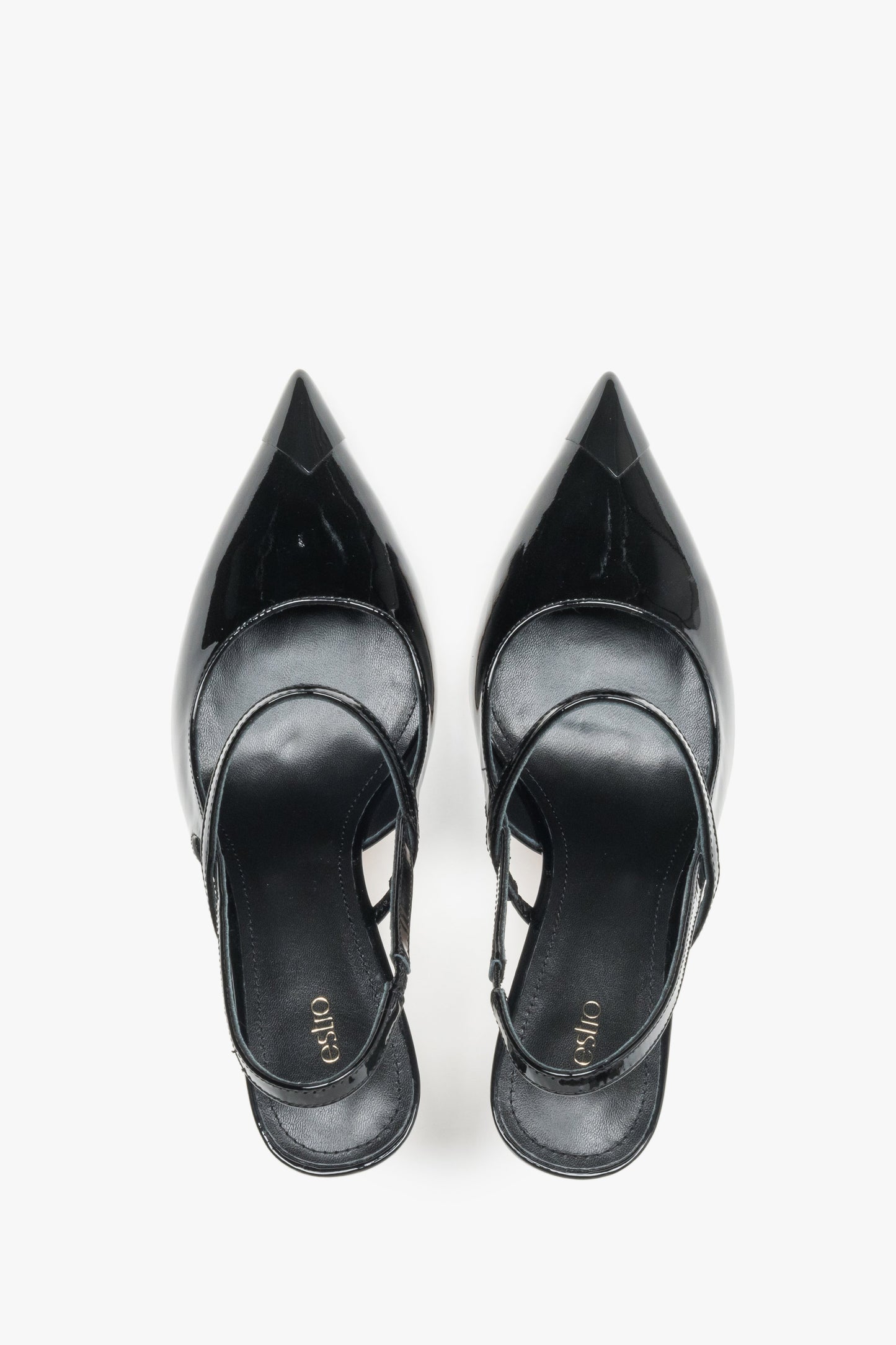 Paar schwarze Slingback-Pumps aus glänzendem Lackleder von Estro