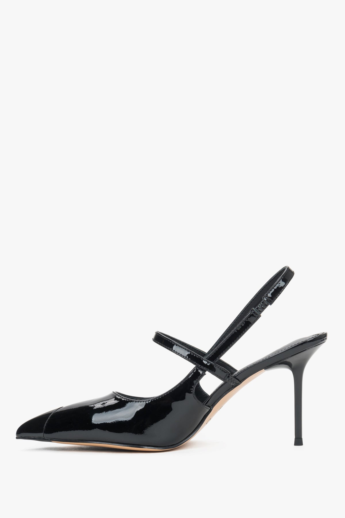 Seitenansicht der schwarzen Slingback-Pumps aus Lackleder mit Stilettoabsatz von Estro